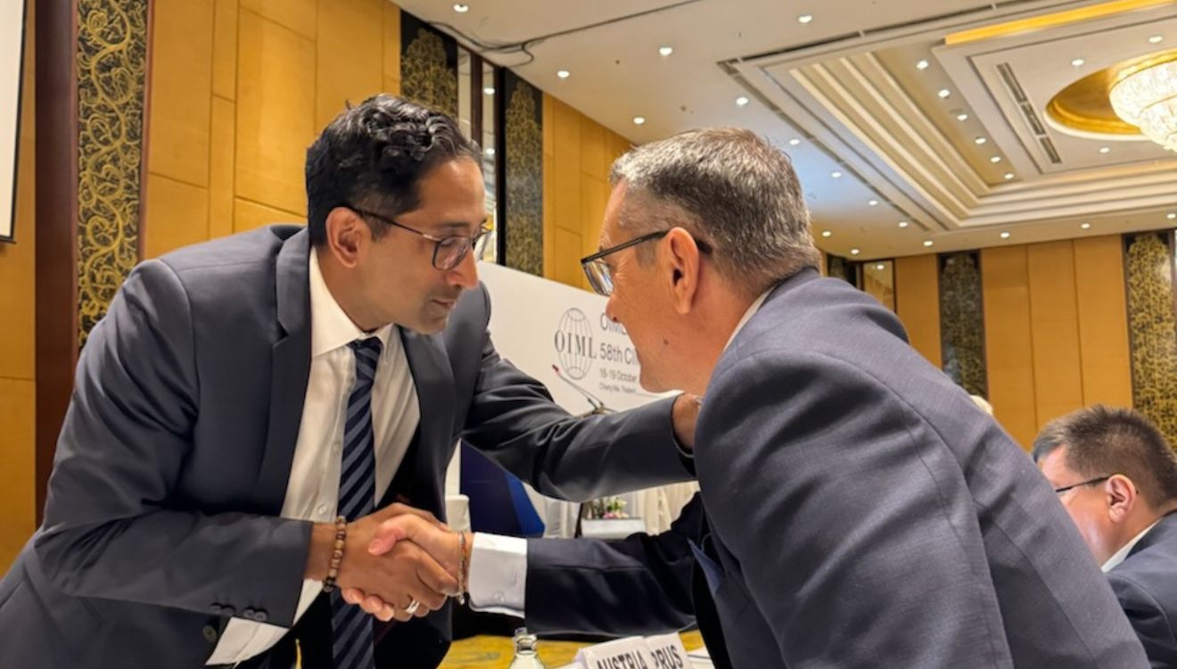 Photo of the CIML President shaking hands with Dr Bill Loizides.