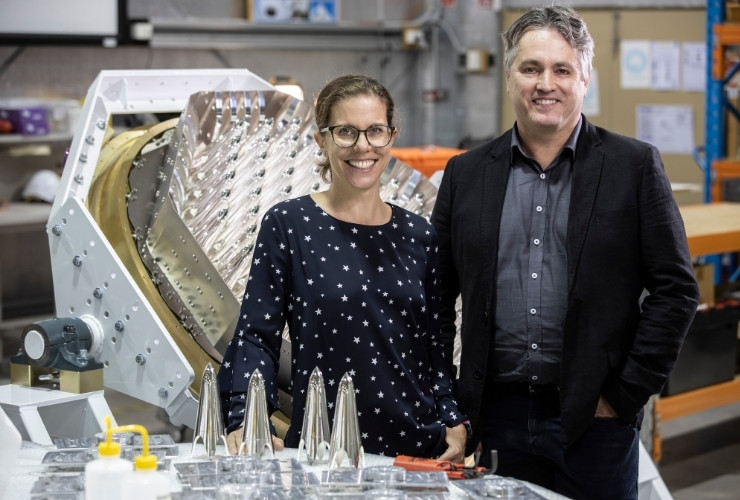 CSIRO commercialisation specialist and a founding Director of Quasar, Dr Ilana Feain, and Quasar CEO Phil Ridley stand in front of scientific equipment