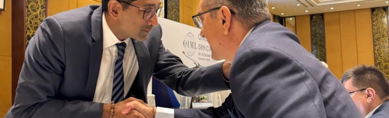 Photo of the CIML President shaking hands with Dr Bill Loizides.