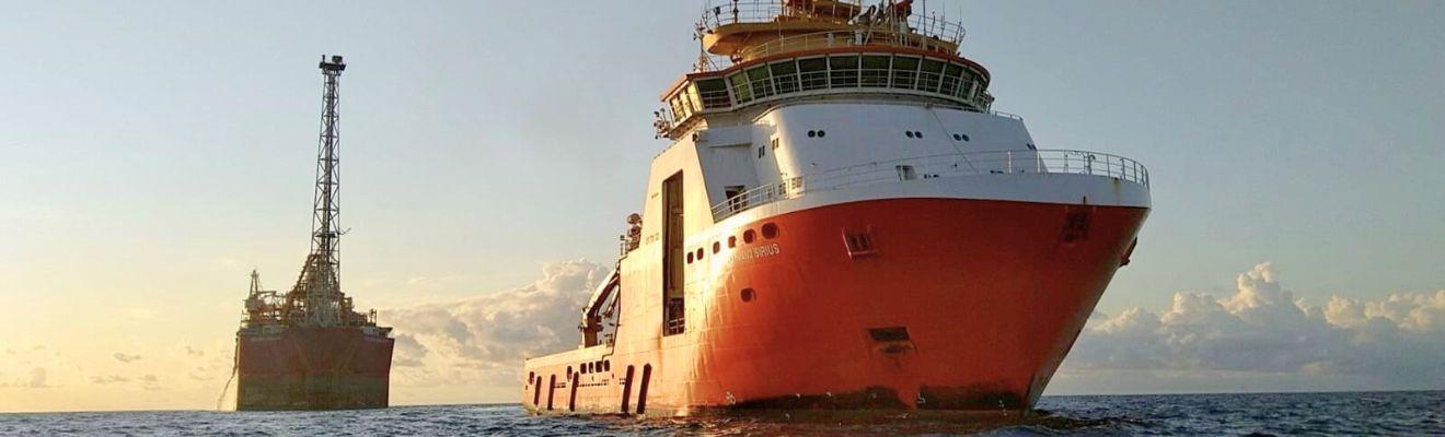 The Normand Sirius towing the Northern Endeavour FPSO