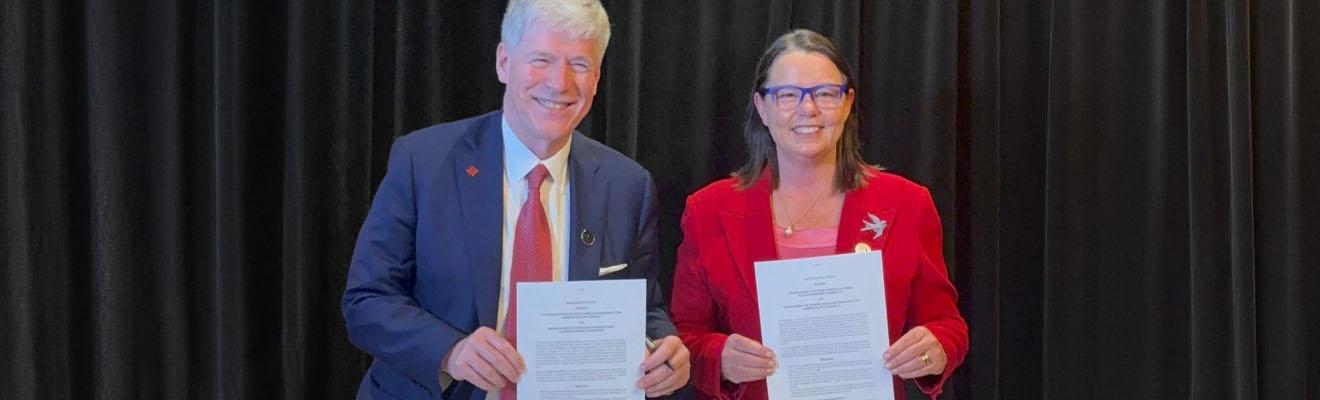 Photo of Minister for Resources and Northern Australia Madeleine King and Minister for Resources and Energy, Tim Hodgson holding signed copies of the declaration.