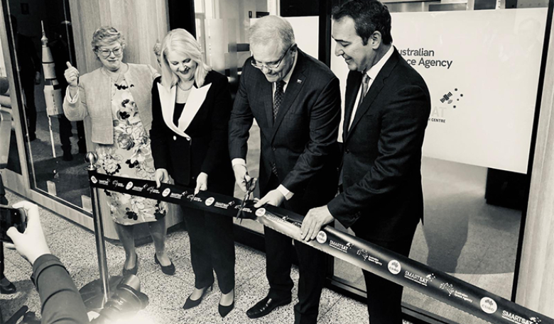Photo of the Prime Minister and Agency leaders cutting the ribbon. Photo of the Prime Minister and Agency leaders cutting the ribbon.