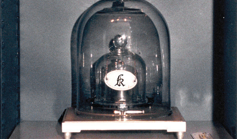 Photo of the International Prototype Kilogram, the original ‘master kilogram’. 
