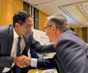 Photo of the CIML President shaking hands with Dr Bill Loizides.