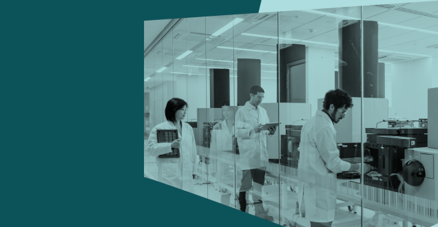Scientists working in lab 