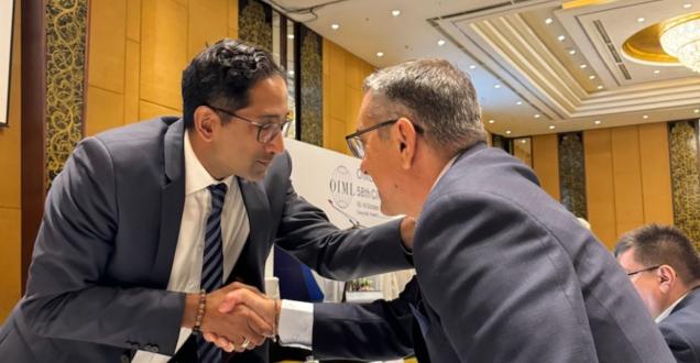 Photo of the CIML President shaking hands with Dr Bill Loizides.