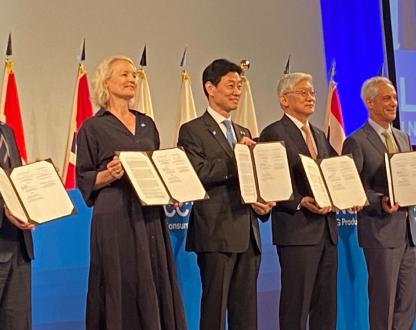 Officials from each country signed the agreement. Left to right: Australian Ambassador to Japan Justin Hayhurst, the Director General for Energy in the European Commission Ditte Juul Jørgensen, Japanese Minister of Economy, Trade and Industry NISHIMURA Yasutoshi, the Republic of Korea Ambassador to Japan Duk-min YUN and US Ambassador to Japan Rahm Emanuel.