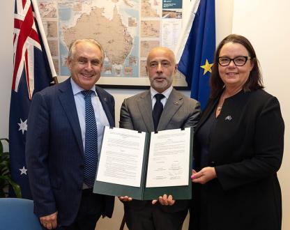 Senator the Hon Don Farrell, Minister for Trade and Tourism and The Hon Madeleine King MP, Minister for Resources and Minister for Northern Australia sign the Memorandum for Understanding.  