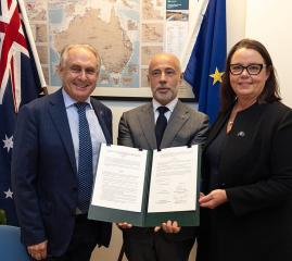 Senator the Hon Don Farrell, Minister for Trade and Tourism and The Hon Madeleine King MP, Minister for Resources and Minister for Northern Australia sign the Memorandum for Understanding.  