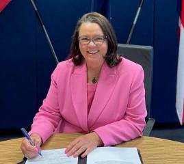 Minister King signing the Aus/Uk agreement