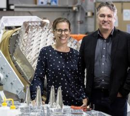 CSIRO commercialisation specialist and a founding Director of Quasar, Dr Ilana Feain, and Quasar CEO Phil Ridley stand in front of scientific equipment